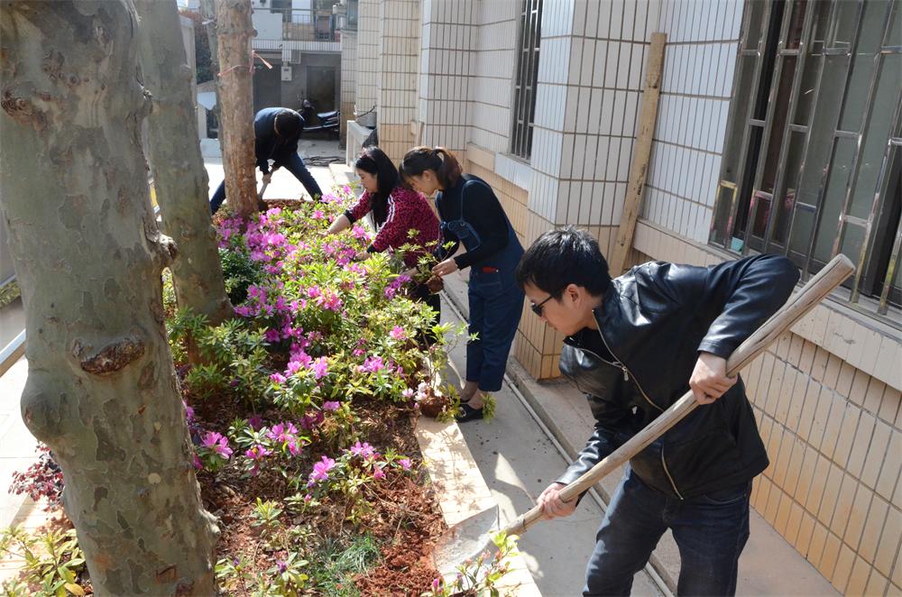 安裝分公司植樹活動(dòng)修.JPG