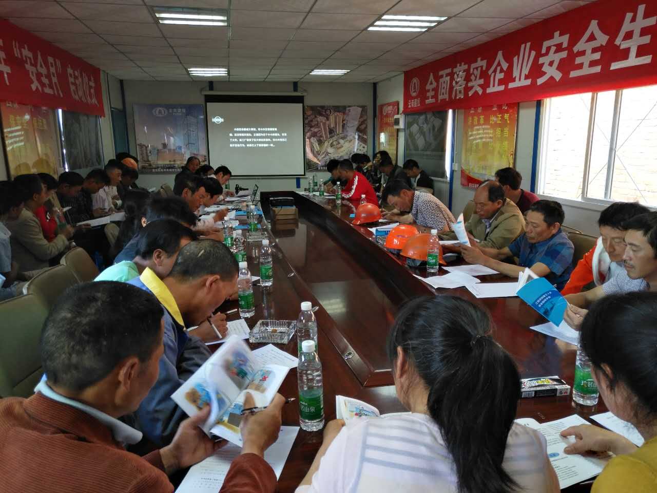 四項目部新草房項目給民工上好“安全課”2.JPG